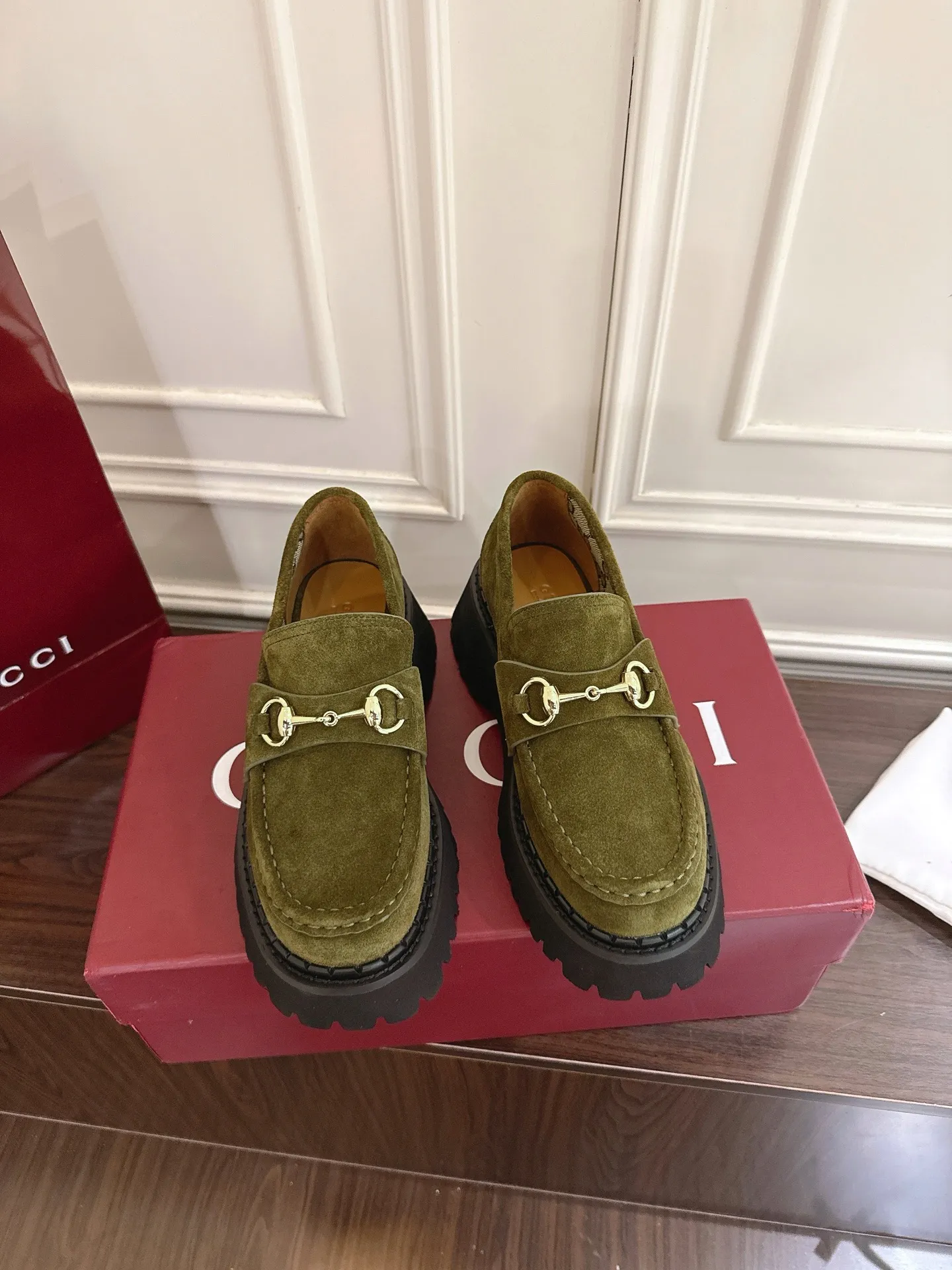 👟👟Ex-factory price 540👟👟 Gucci loafers with horsebit groove soles. As a tribute to the brand's equestrian origins, the horsebit has gone through years of baptism, integrating the rich historical heritage and modern fashion into one. Cowhide surface, sole thickness 5cm, size: 35-42# 39-46#